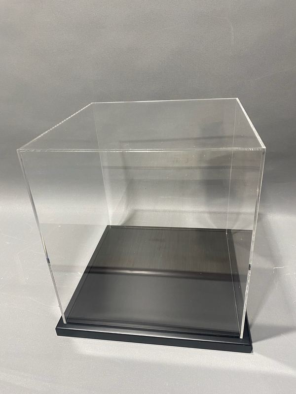 Gablota muzealna z plexi bezbarwnej do ekspozycji muzealnej