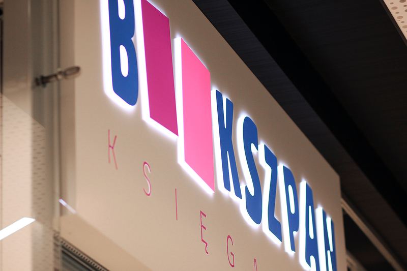 Kaseton elewacyjny podświetlany LED fasada budynku realizacja Bikszpal