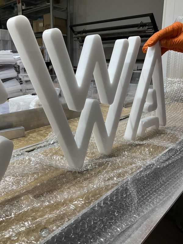 Litery 3D z plexi białej podświetlane LED produkcja na zamówienie