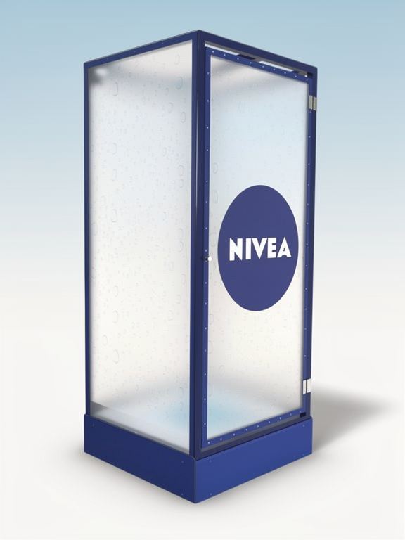 Gablota eventowa z plexi bezbarwnej realizacja Nivea