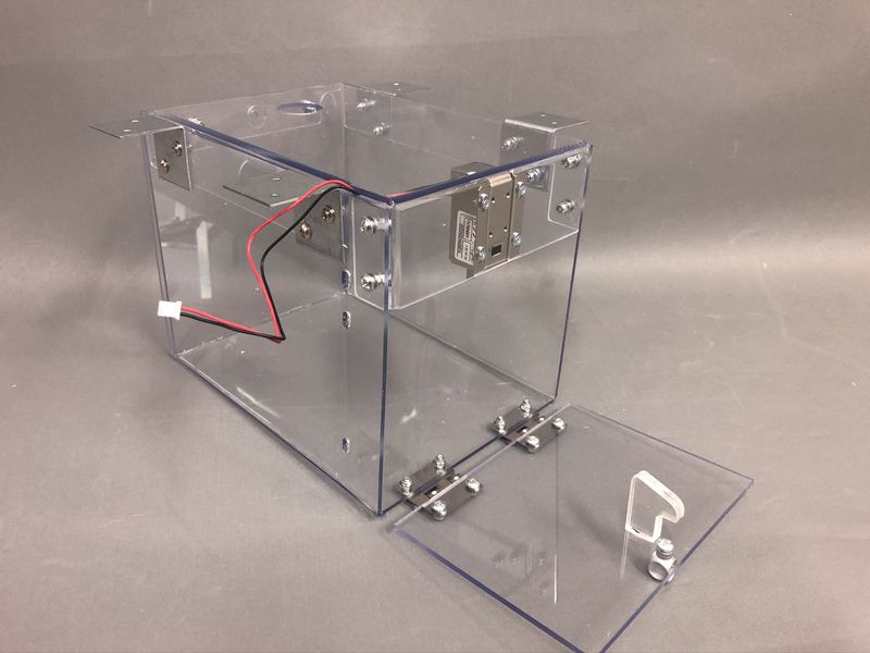 Pojemnik techniczny z plexi z zamkiem zabezpieczający