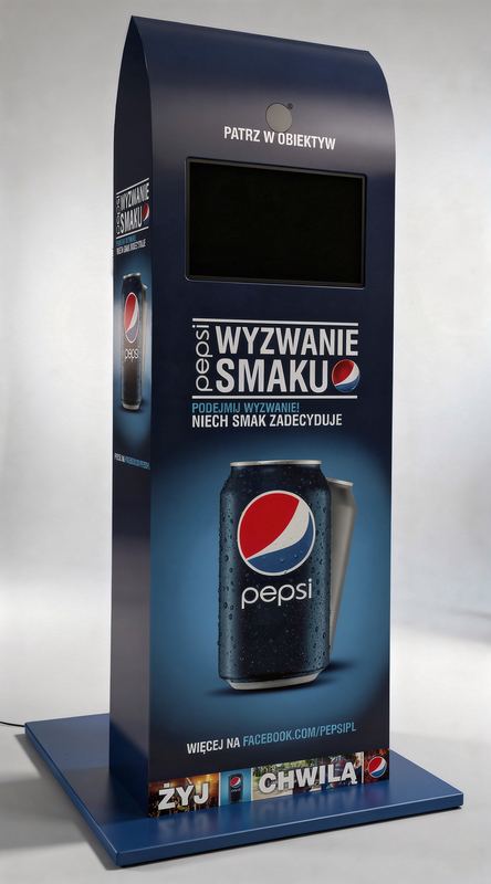 Kiosk multimedialny z grafiką Pepsi prototyp urządzenia eventowego